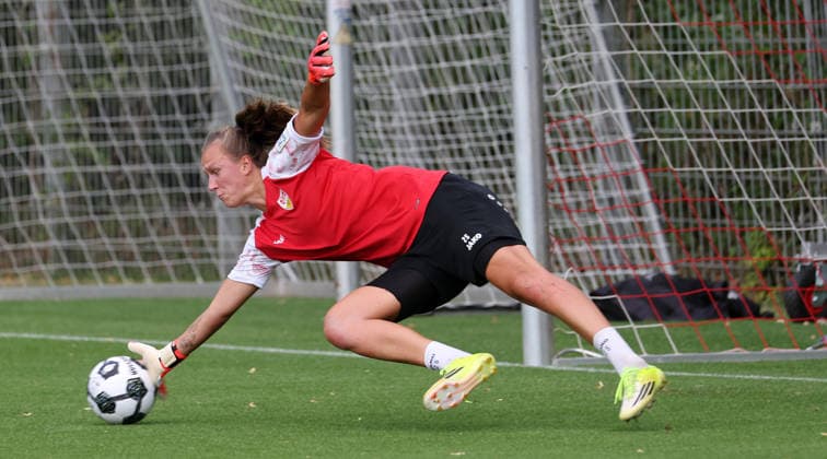 Stuttgart , Fußball VfB Stuttgart Frauen Trainingsauftakt, Eve Boettcher *** Stuttgart, Soccer: VfB Stuttgart Women s Team Kicks Off Training, Eve Boettcher