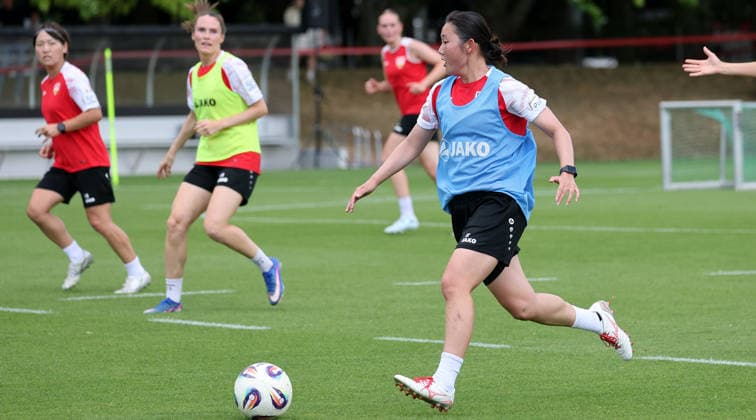Stuttgart , Fußball VfB Stuttgart Frauen Trainingsauftakt, Haruka Osawa (vorn) *** Stuttgart, Soccer: VfB Stuttgart Women s Team Kicks Off Training; Haruka Osawa in the Foreground