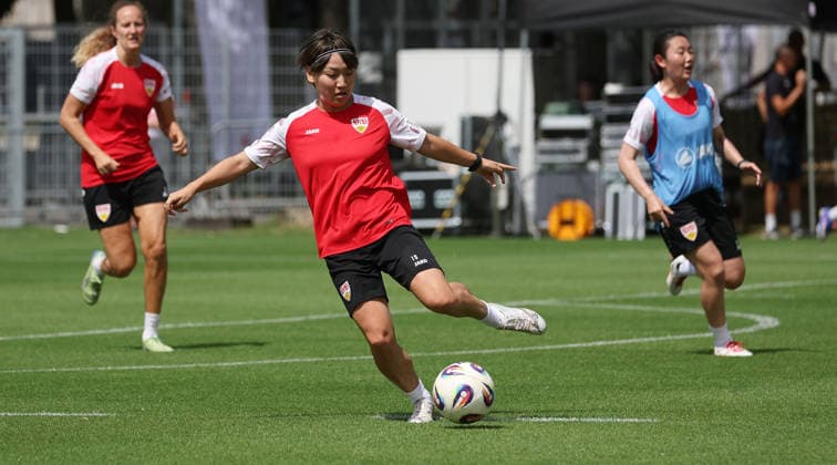 Stuttgart , Fußball VfB Stuttgart Frauen Trainingsauftakt, Yuka Hirano (vorn) *** Stuttgart, Soccer: VfB Stuttgart Women s Team Kicks Off Training; Yuka Hirano in the Foreground