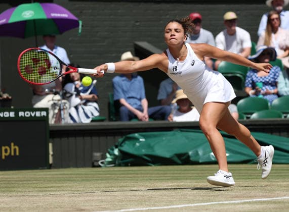 Italy s Jasmine Paolini plays a forehand in her Women s Quarter-Finals match against Ukraine s Marta Kostyuk on day Ten of the 2026 Wimbledon Championships in London on Wednesday, July 08,2026.  LON2026070816 HUGOxPHILPOTT