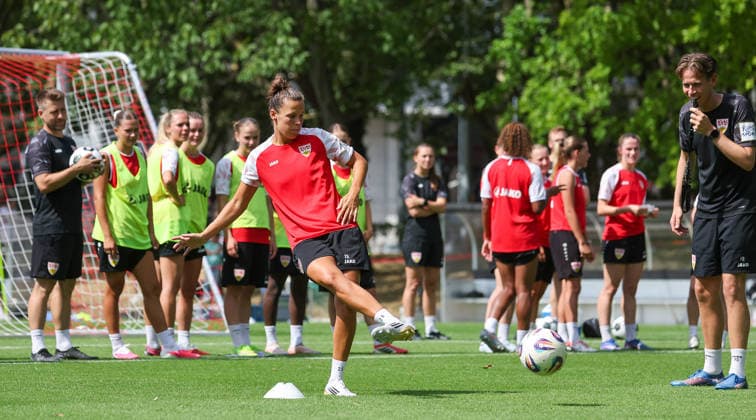 Stuttgart , Fußball VfB Stuttgart Frauen Trainingsauftakt, Nicole Billa (vorn) *** Stuttgart, Soccer: VfB Stuttgart Women s Team Kicks Off Training Season, Nicole Billa in the Foreground