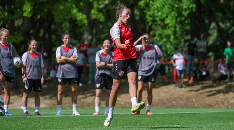 Stuttgart , Fußball VfB Stuttgart Frauen Trainingsauftakt, Kiara Beck (vorn) jubelt über ihren Treffer *** Stuttgart, Soccer: VfB Stuttgart Women s Team Kicks Off Training; Kiara Beck (front) Celebrates Her Goal