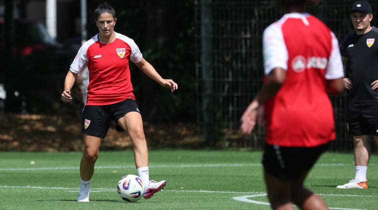 Stuttgart , Fußball VfB Stuttgart Frauen Trainingsauftakt, Chantal Hagel (links) *** Stuttgart, Soccer: VfB Stuttgart Women s Team Kicks Off Training, Chantal Hagel on the left