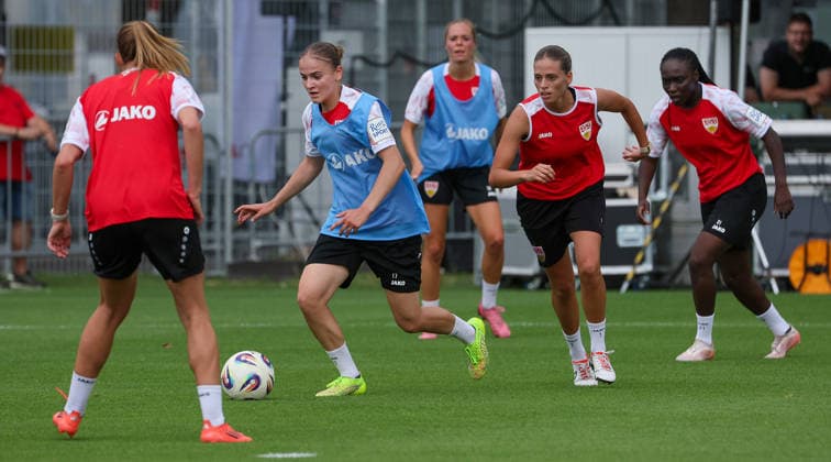 Stuttgart , Fußball VfB Stuttgart Frauen Trainingsauftakt, hinten v.l. Muriel Dürr, Dafina Redzepi, Mira Arouna *** Stuttgart, Soccer: VfB Stuttgart Women s Team Kicks Off Training; back row, from left: Muriel Dürr, Dafina Redzepi, Mira Arouna