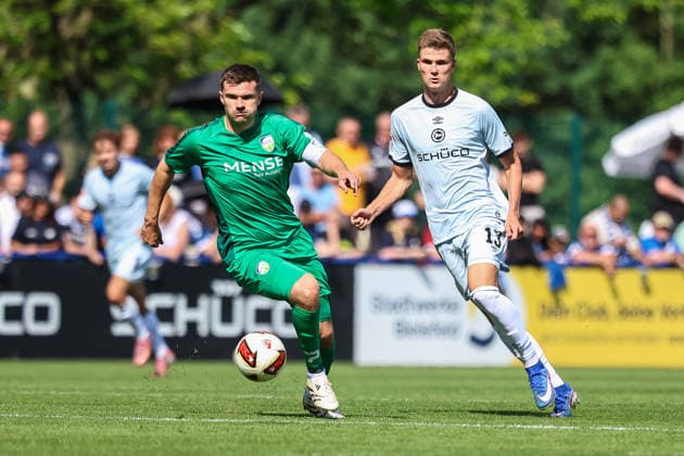 2026.07.08, xkwix, Fußball, Testspiel, DSC Arminia Bielefeld - FC Gütersloh, Trainingsgelände des DSC Arminia Bielefeld, Saison 2026 2027: Lukas Kunze (Arminia Bielefeld 13) im Zweikampf gegen Björn Rother (FC Gütersloh 6) DFB regulations prohibit any use of photographs as image sequences and or quasi-video. Photo: xKamilxWilkowskixPressefotoKochx Nordrhein-Westfalen Deutschland *** July 8, 2026, xkwix, soccer, friendly match, DSC Arminia Bielefeld vs. FC Gütersloh, DSC Arminia Bielefeld training facility, 2026–2027 season: Lukas Kunze (Arminia Bielefeld 13) in a tackle against Björn Rother (FC Gütersloh 6). DFB regulations prohibit any use of photographs as image sequences and or quasi-video. Photo: xKamilxWilkowskixPressefotoKochx, North Rhine-Westphalia, Germany