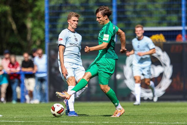 2026.07.08, xkwix, Fußball, Testspiel, DSC Arminia Bielefeld - FC Gütersloh, Trainingsgelände des DSC Arminia Bielefeld, Saison 2026 2027: Lukas Kunze (Arminia Bielefeld 13) im Zweikampf gegen Jannis Wagner (FC Gütersloh 44) DFB regulations prohibit any use of photographs as image sequences and or quasi-video. Photo: xKamilxWilkowskixPressefotoKochx Nordrhein-Westfalen Deutschland *** July 8, 2026, xkwix, soccer, friendly match, DSC Arminia Bielefeld vs. FC Gütersloh, DSC Arminia Bielefeld training facility, 2026–2027 season: Lukas Kunze (Arminia Bielefeld, No. 13) in a tackle against Jannis Wagner (FC Gütersloh, No. 44). DFB regulations prohibit any use of photographs as image sequences and or quasi-video. Photo: xKamilxWilkowskixPressefotoKochx, North Rhine-Westphalia Germany