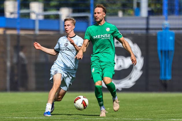 2026.07.08, xkwix, Fußball, Testspiel, DSC Arminia Bielefeld - FC Gütersloh, Trainingsgelände des DSC Arminia Bielefeld, Saison 2026 2027: Sam Schreck (Arminia Bielefeld 8) im Zweikampf gegen Julius Langfeld (FC Gütersloh 10) DFB regulations prohibit any use of photographs as image sequences and or quasi-video. Photo: xKamilxWilkowskixPressefotoKochx Nordrhein-Westfalen Deutschland *** July 8, 2026, xkwix, soccer, exhibition match, DSC Arminia Bielefeld vs. FC Gütersloh, DSC Arminia Bielefeld training facility, 2026–2027 season: Sam Schreck (Arminia Bielefeld 8) in a tackle against Julius Langfeld (FC Gütersloh 10). DFB regulations prohibit any use of photographs as image sequences and or quasi-video. Photo: xKamilxWilkowskixPressefotoKochx, North Rhine-Westphalia, Germany