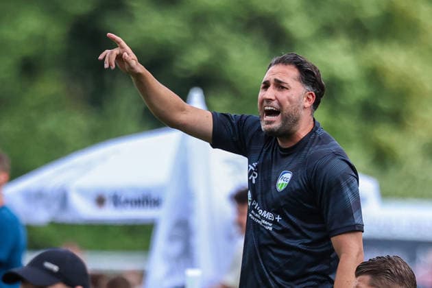 2026.07.08, xkwix, Fußball, Testspiel, DSC Arminia Bielefeld - FC Gütersloh, Trainingsgelände des DSC Arminia Bielefeld, Saison 2026 2027: Julian Hesse (Trainer FC Gütersloh) gestikulierend am Spielfeldrand DFB regulations prohibit any use of photographs as image sequences and or quasi-video. Photo: xKamilxWilkowskixPressefotoKochx Nordrhein-Westfalen Deutschland *** July 8, 2026, xkwix, soccer, friendly match, DSC Arminia Bielefeld vs. FC Gütersloh, DSC Arminia Bielefeld training facility, 2026–2027 season: Julian Hesse, coach of FC Gütersloh, gesturing on the sidelines. DFB regulations prohibit any use of photographs as image sequences and or quasi-video. Photo: xKamilxWilkowskixPressefotoKochx, North Rhine-Westphalia, Germany