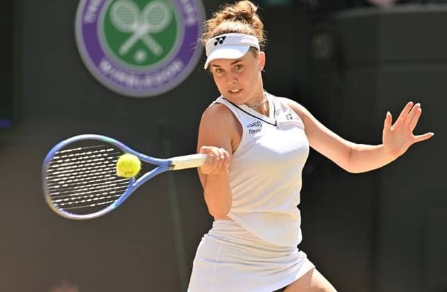 Wimbledon Tennis Championships 2026 - Day 10 LONDON, UNITED KINGDOM - JULY 08: Linda Noskova of the Czech Republic plays in the Ladies singles quarter-finals round match against Elise Mertens of Belgium during day 10 of The Wimbledon Tennis Championships at All England Lawn Tennis and Croquet Club on July 08, 2026 in London, United Kingdom. Ray Tang Anadolu London United Kingdom. Editorial use only. Please get in touch for any other usage.  Copyright: x2026xAnadoluxRayxTangx