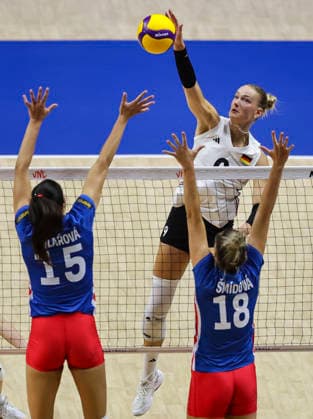 WomenÕs Volleyball Nations League - Belgrade 2026 Germany s Lina Alsmeier spikes the ball against Czech Republic s Magdalena Jehlarova and Czech Republic s Pavla Smidova during the WomenÕs Volleyball Nations League Pool 7 match between France v Netherlands at Belgrade Arena on July 08, 2026 in Belgrade, Serbia. Belgrade Serbia Copyright: xSrdjanxStevanovicx x