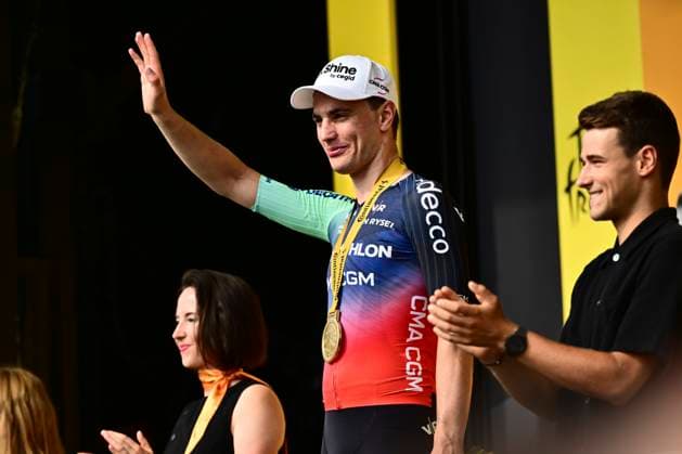 Tour de France 2026 Stage 5 PAU, FRANCE - JULY 08 : Kooij Olav (NED) of Decathlon CMA CGM Team pictured during the podium ceremony of stage 5 of the 113rd edition of Tour de France an UCI World Tour 2.UWT cycling road race stage for Men Elite of 158 km with start in Lannemezan and finish in Pau on July 8, 2026 in Pau, France, 08 07 2026 Pau France  Copyright: xPeterxDexVoechtx
