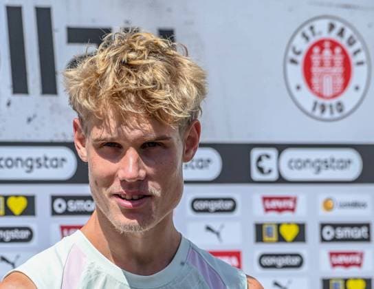 Sam Klein ( Pauli ) im Interveiw Deutschland , Hamburg , Trainingsgelände an der Kollaustrasse , Fussball , 2. Bundesliga , FC St Pauli *** Sam Klein Pauli in an interview in Germany, Hamburg, training facility on Kollaustrasse, soccer, 2. Bundesliga, FC St. Pauli