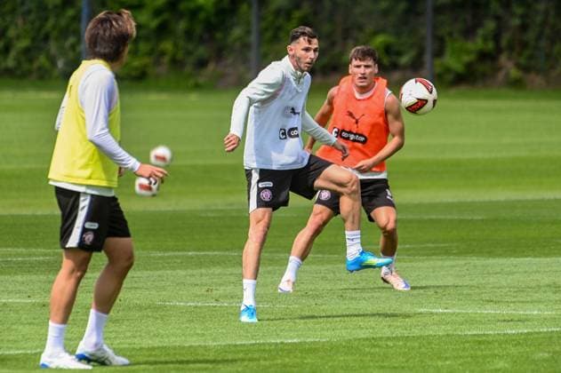 Tomoya Ando Branimir Hrgota Arkadiusz Pyrka ( Pauli ) am Ball Deutschland , Hamburg , Trainingsgelände an der Kollaustrasse , Fussball , 2. Bundesliga , FC St Pauli *** Tomoya Ando, Branimir Hrgota, Arkadiusz Pyrka, St. Pauli in Action, Germany, Hamburg, Training Facility on Kollaustrasse, Soccer, 2. Bundesliga, FC St. Pauli