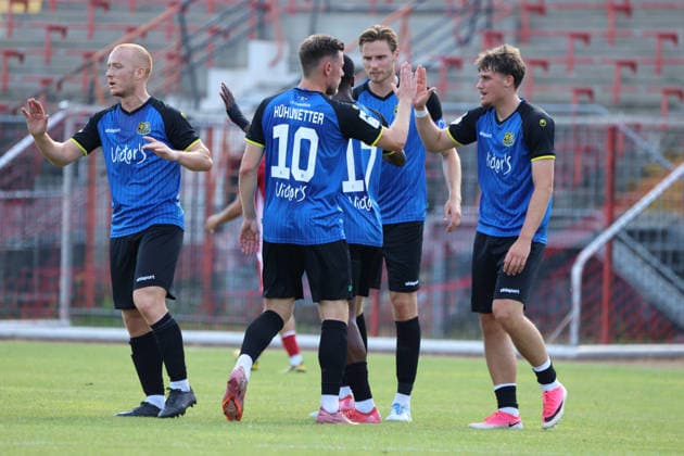 08.07.2026, Fussball, Herren, Saison 2026 2027, Testspiel, Freundschaftsspiel, SV Geislautern - 1. FC Saarbrücken, Torjubel zum 0:1, Torschütze: Christian Kühlwetter (1. FC Saarbrücken) Völklingen Hermann-Neuberger-Stadion Saarland Deutschland (DEU) *** July 8, 2026, Soccer, Men s, 2026–2027 season, Exhibition match, Friendly match, SV Geislautern vs. 1. FC Saarbrücken, Goal celebration after the 0–1, Goal scorer: Christian Kühlwetter, 1. FC Saarbrücken, Hermann Neuberger Stadium, Völklingen, Saarland, Germany (DEU) Copyright: xSebastianxBachx