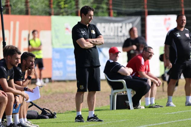 08.07.2026, Fussball, Herren, Saison 2026 2027, Testspiel, Freundschaftsspiel, SV Geislautern - 1. FC Saarbrücken, Trainer Argirios Giannikis (1. FC Saarbrücken) Völklingen Hermann-Neuberger-Stadion Saarland Deutschland (DEU) *** July 8, 2026, Soccer, Men s, 2026–2027 Season, Exhibition Match, Friendly Match, SV Geislautern vs. 1 FC Saarbrücken, Coach Argirios Giannikis, 1 FC Saarbrücken, Hermann Neuberger Stadium, Völklingen, Saarland, Germany, DEU Copyright: xSebastianxBachx