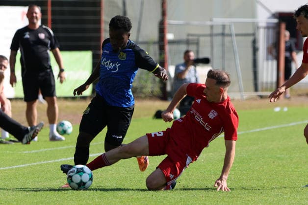 08.07.2026, Fussball, Herren, Saison 2026 2027, Testspiel, Freundschaftsspiel, SV Geislautern - 1. FC Saarbrücken, Kelsey Owusu (1. FC Saarbrücken), Fabio Romano (SV Geislautern) Völklingen Hermann-Neuberger-Stadion Saarland Deutschland (DEU) *** July 8, 2026, Soccer, Men s, 2026–2027 season, Exhibition match, Friendly match, SV Geislautern vs. 1. FC Saarbrücken, Kelsey Owusu (1. FC Saarbrücken), Fabio Romano (SV Geislautern), Hermann Neuberger Stadium, Völklingen, Saarland, Germany (DEU) Copyright: xSebastianxBachx
