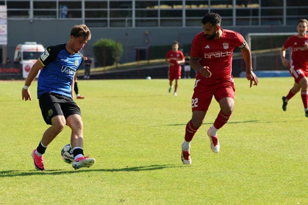 08.07.2026, Fussball, Herren, Saison 2026 2027, Testspiel, Freundschaftsspiel, SV Geislautern - 1. FC Saarbrücken, Alexander Staff (1. FC Saarbrücken), Sampres Singh (SV Geislautern) Völklingen Hermann-Neuberger-Stadion Saarland Deutschland (DEU) *** July 8, 2026, Soccer, Men s, 2026–2027 season, Exhibition match, Friendly match, SV Geislautern vs. 1. FC Saarbrücken, Alexander Staff (1. FC Saarbrücken), Sampres Singh (SV Geislautern), Hermann Neuberger Stadium, Völklingen, Saarland, Germany (DEU) Copyright: xSebastianxBachx