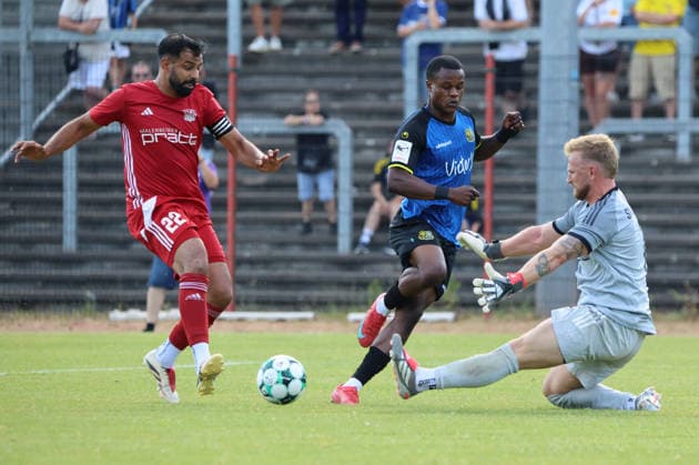 Football, friendly match, SV Geislautern v 1. FC Saarbrücken