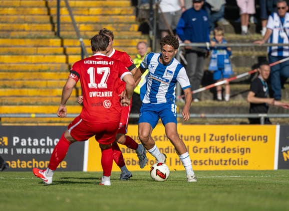 Fußball, Herren, Testspiel, Saison 2026 2027, SV Lichtenberg 47 - Hertha BSC, v. l. Kevin Owczarek (Lichtenberg 47), Soufian Gouram (Hertha BSC), 08.07. 2026, *** Soccer, Men s, Friendly Match, 2026–2027 Season, SV Lichtenberg 47 vs. Hertha BSC, from left: Kevin Owczarek (Lichtenberg 47), Soufian Gouram (Hertha BSC), July 8, 2026, Copyright: xSebastianxRäppold MatthiasxKochx