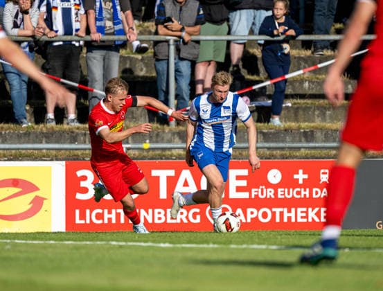 Fußball, Herren, Testspiel, Saison 2026 2027, SV Lichtenberg 47 - Hertha BSC, v. l. Finn Hinze (Lichtenberg 47), Julian Eitschberger (Hertha BSC), 08.07. 2026, *** Soccer, Men s, Friendly Match, 2026–2027 Season, SV Lichtenberg 47 vs. Hertha BSC, from left: Finn Hinze (Lichtenberg 47), Julian Eitschberger (Hertha BSC), July 8, 2026, Copyright: xSebastianxRäppold MatthiasxKochx