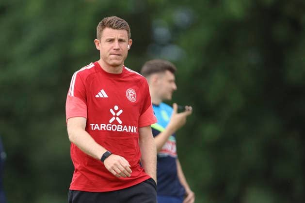 Dominique Heintz (Fortuna Düsseldorf) schaut waehrend des Testspiels zwischen SC St.Tönis und Fortuna Düsseldorf, Yayla Sportpark am 08. July 2026 in Tönisvorst, Deutschland. (Foto von Oliver Kaelke DeFodi Images) +++ Dominique Heintz (Fortuna Düsseldorf) looks on during the friendly match between SC St.Tönis and Fortuna Düsseldorf at Yayla Sportpark on July 8, 2026 in Tönisvorst, Germany. (Photo by Oliver Kaelke DeFodi Images) (Photo by Oliver Kaelke DeFodi Images) - *** Dominique Heintz of Fortuna Düsseldorf watches during the friendly match between SC St. Tönis and Fortuna Düsseldorf, Yayla Sportpark on July 8, 2026, in Tönisvorst, Germany Photo by Oliver Kaelke DeFodi Images Dominique Heintz of Fortuna Düsseldorf looks on during the friendly match between SC St. Tönis and Fortuna Düsseldorf at Yayla Sportpark on July 8, 2026 in Tönisvorst, Germany Photo by Oliver Kaelke DeFodi Images Photo by Oliver Kaelke DeFodi Images