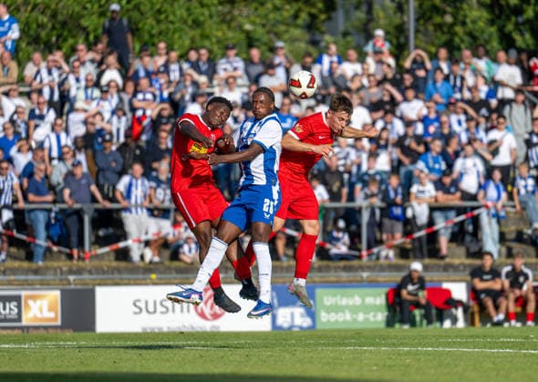 Fußball, Herren, Testspiel, Saison 2026 2027, SV Lichtenberg 47 - Hertha BSC, v. l. Dorian Kenfack (Lichtenberg 47), Jelani Agendia Ndi (Hertha BSC), Alex Steinke (Lichtenberg 47), 08.07. 2026, *** Soccer, Men s, Friendly Match, 2026–2027 Season, SV Lichtenberg 47 vs. Hertha BSC, from left: Dorian Kenfack (Lichtenberg 47), Jelani Agendia Ndi (Hertha BSC), Alex Steinke (Lichtenberg 47), July 8, 2026, Copyright: xSebastianxRäppold MatthiasxKochx
