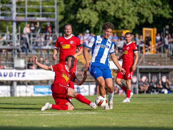 Fußball, Herren, Testspiel, Saison 2026 2027, SV Lichtenberg 47 - Hertha BSC, v. l. Jeremy Postelt (Lichtenberg 47), Soufian Gouram (Hertha BSC), 08.07. 2026, *** Soccer, Men s, Friendly Match, 2026–2027 Season, SV Lichtenberg 47 vs. Hertha BSC, from left: Jeremy Postelt (Lichtenberg 47), Soufian Gouram (Hertha BSC), July 8, 2026, Copyright: xSebastianxRäppold MatthiasxKochx
