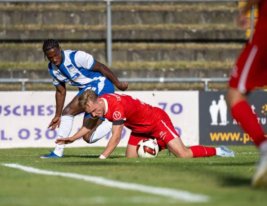 Fußball, Herren, Testspiel, Saison 2026 2027, SV Lichtenberg 47 - Hertha BSC, v. l. Kevin Sessa (Hertha BSC), Finn Hinze (Lichtenberg 47), 08.07. 2026, *** Soccer, Men s, Friendly Match, 2026–2027 Season, SV Lichtenberg 47 vs. Hertha BSC, from left: Kevin Sessa (Hertha BSC), Finn Hinze (Lichtenberg 47), July 8, 2026, Copyright: xSebastianxRäppold MatthiasxKochx