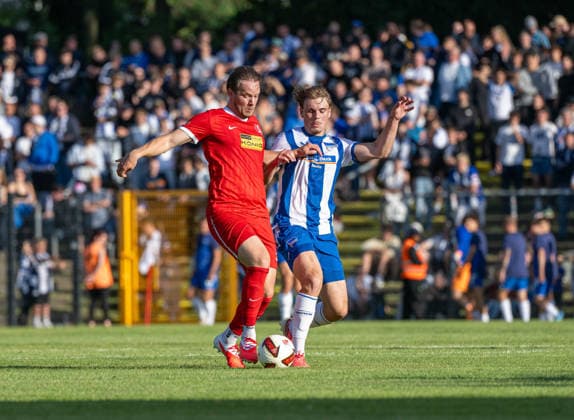 Fußball, Herren, Testspiel, Saison 2026 2027, SV Lichtenberg 47 - Hertha BSC, v. l. Kevin Owczarek (Lichtenberg 47), Niklas Hildebrandt (Hertha BSC), 08.07. 2026, *** Soccer, Men s, Friendly Match, 2026–2027 Season, SV Lichtenberg 47 vs. Hertha BSC, from left: Kevin Owczarek (Lichtenberg 47), Niklas Hildebrandt (Hertha BSC), July 8, 2026, Copyright: xSebastianxRäppold MatthiasxKochx