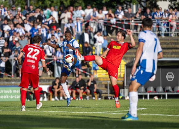 Fußball, Herren, Testspiel, Saison 2026 2027, SV Lichtenberg 47 - Hertha BSC, v. l. Jeremy Postelt (Lichtenberg 47), Jelani Agendia Ndi (Hertha BSC), Kevin Owczarek (Lichtenberg 47), Josip Brekalo (Hertha BSC), 08.07. 2026, *** Soccer, Men s, Friendly Match, 2026–2027 Season, SV Lichtenberg 47 vs. Hertha BSC, from left: Jeremy Postelt (Lichtenberg 47), Jelani Agendia Ndi (Hertha BSC), Kevin Owczarek (Lichtenberg 47), Josip Brekalo (Hertha BSC), July 8, 2026, Copyright: xSebastianxRäppold MatthiasxKochx