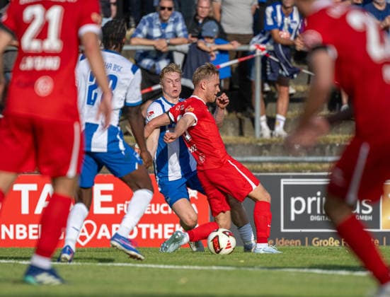 Fußball, Herren, Testspiel, Saison 2026 2027, SV Lichtenberg 47 - Hertha BSC, v. l. Jelani Agendia Ndi (Hertha BSC), Julian Eitschberger (Hertha BSC), Finn Hinze (Lichtenberg 47), 08.07. 2026, *** Soccer, Men s, Friendly Match, 2026–2027 Season, SV Lichtenberg 47 vs. Hertha BSC, from left: Jelani Agendia Ndi (Hertha BSC), Julian Eitschberger (Hertha BSC), Finn Hinze (Lichtenberg 47), July 8, 2026, Copyright: xSebastianxRäppold MatthiasxKochx