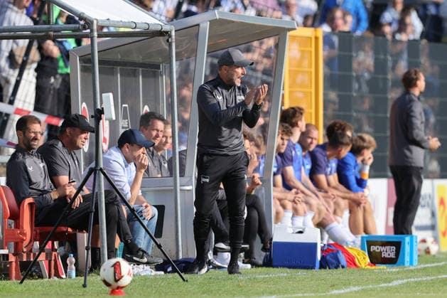 08.07.2026, xtgx, Fussball Testspiel, SV Lichtenberg 47 - Hertha BSC Berlin emspor, v.l. Stefan Leitl (Hertha, Trainer) gibt Anweisungen, gestikuliert mit den Armen, gesticulate, gives instructions (DFL DFB REGULATIONS PROHIBIT ANY USE OF PHOTOGRAPHS as IMAGE SEQUENCES and or QUASI-VIDEO) Berlin *** July 8, 2026, xtgx, soccer exhibition match, SV Lichtenberg 47 vs. Hertha BSC Berlin, from left: Stefan Leitl (Hertha), Coach gives instructions, gesturing with his arms, gesticulate, gives instructions DFL DFB REGULATIONS PROHIBIT ANY USE OF PHOTOGRAPHS as IMAGE SEQUENCES and or QUASI-VIDEO Berlin