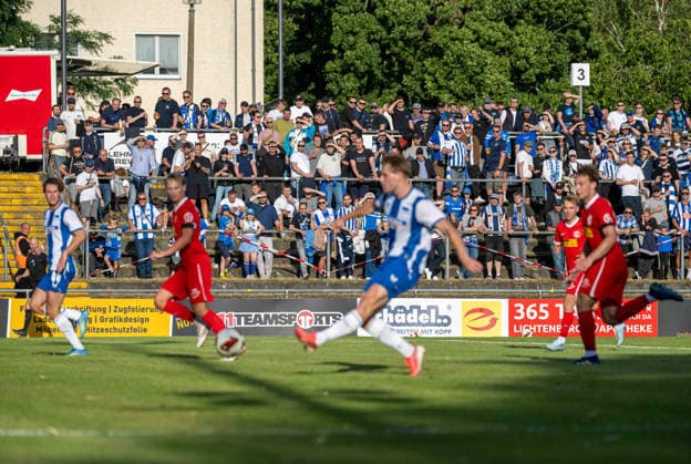 Fußball, Herren, Testspiel, Saison 2026 2027, SV Lichtenberg 47 - Hertha BSC, Fans von Hertha, im Vordergrund erzielt Niklas Hildebrandt (Hertha BSC) das Tor zum 0:3, 08.07. 2026, *** Soccer, Men s, Friendly Match, 2026–2027 Season, SV Lichtenberg 47 vs. Hertha BSC, Hertha fans; in the foreground, Niklas Hildebrandt of Hertha BSC scores the goal to make it 0–3, July 8, 2026, Copyright: xSebastianxRäppold MatthiasxKochx