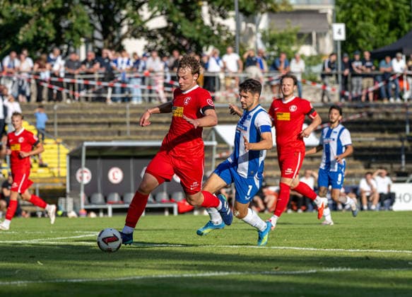 Fußball, Herren, Testspiel, Saison 2026 2027, SV Lichtenberg 47 - Hertha BSC, v. l. Rocco Capoano (Lichtenberg 47), Josip Brekalo (Hertha BSC), 08.07. 2026, *** Soccer, Men s, Friendly Match, 2026–2027 Season, SV Lichtenberg 47 vs. Hertha BSC, from left: Rocco Capoano (Lichtenberg 47), Josip Brekalo (Hertha BSC), July 8, 2026, Copyright: xSebastianxRäppold MatthiasxKochx