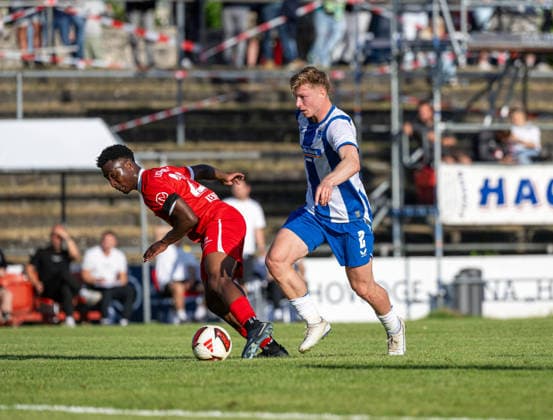Fußball, Herren, Testspiel, Saison 2026 2027, SV Lichtenberg 47 - Hertha BSC, v. l. Dorian Kenfack (Lichtenberg 47), Julian Eitschberger (Hertha BSC), 08.07. 2026, *** Soccer, Men s, Friendly Match, 2026–2027 Season, SV Lichtenberg 47 vs. Hertha BSC, from left: Dorian Kenfack (Lichtenberg 47), Julian Eitschberger (Hertha BSC), July 8, 2026, Copyright: xSebastianxRäppold MatthiasxKochx