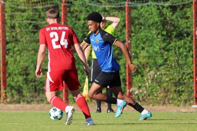 08.07.2026, Fussball, Herren, Saison 2026 2027, Testspiel, Freundschaftsspiel, SV Geislautern - 1. FC Saarbrücken, Zac Shuaib (1. FC Saarbrücken), Timon Hector (SV Geislautern) Völklingen Hermann-Neuberger-Stadion Saarland Deutschland (DEU) *** July 8, 2026, Soccer, Men s, 2026–2027 season, Exhibition match, Friendly match, SV Geislautern vs. 1. FC Saarbrücken, Zac Shuaib (1. FC Saarbrücken), Timon Hector (SV Geislautern), Hermann Neuberger Stadium, Völklingen, Saarland, Germany (DEU) Copyright: xSebastianxBachx