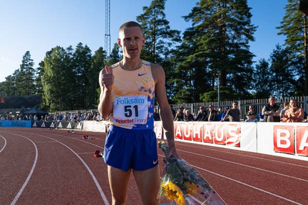 260708 Carl Bengtström Örgryte IS jublar efter vinsten i herrarnas 400 meter häck under friidrottstävlingen Folksam Grand Prix den 8 juli 2026 i Karlstad. *** July 8, 2026: Carl Bengtström of Örgryte IS celebrates after winning the men’s 400-meter hurdles at the Folksam Grand Prix track and field meet on July 8, 2026, in Karlstad  Copyright: FREDRIKxKARLSSON BB260708FK094