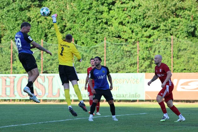 08.07.2026, Fussball, Herren, Saison 2026 2027, Testspiel, Freundschaftsspiel, SV Geislautern - 1. FC Saarbrücken, Leonardo Schubert (SV Geislautern), Patrick Schmidt (1. FC Saarbrücken), Dominic Baumann (1. FC Saarbrücken) Völklingen Hermann-Neuberger-Stadion Saarland Deutschland (DEU) *** July 8, 2026, Soccer, Men s, 2026–2027 season, Exhibition match, Friendly match, SV Geislautern vs. 1 FC Saarbrücken, Leonardo Schubert (SV Geislautern), Patrick Schmidt (1 FC Saarbrücken), Dominic Baumann (1 FC Saarbrücken), Völklingen, Hermann Neuberger Stadium, Saarland, Germany, DEU Copyright: xSebastianxBachx