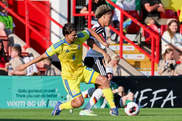Pavlo Liusin (Ukraine) und Montrell Culbreath (Germany) kaempfen um den Ball, UEFA European Under-19 Championship 2026 Semi-final, Ukraine v Germany, Racecourse Ground am 08. July 2026 in Wrexham, Vereinigtes Königreich. (Foto von Marco Steinbrenner DeFodi Images) Pavlo Liusin (Ukraine) und Montrell Culbreath (Germany) battle for the ball, UEFA European Under-19 Championship 2026 Semi-final, Ukraine v Germany, Racecourse Ground, July 8, 2026 in Wrexham, United Kingdom. (Photo by Marco Steinbrenner DeFodi Images) - *** Pavlo Liusin (Ukraine) and Montrell Culbreath (Germany) battle for the ball, 2026 UEFA European Under-19 Championship Semifinal, Ukraine vs. Germany, Racecourse Ground on July 8, 2026, in Wrexham, United Kingdom. Photo by Marco Steinbrenner, DeFodi Images. Pavlo Liusin of Ukraine and Montrell Culbreath of Germany battle for the ball, 2026 UEFA European Under-19 Championship Semifinal, Ukraine vs. Germany, Racecourse Ground, July 8, 2026, in Wrexham, United Kingdom. Photo by Marco Steinbrenner, DeFodi Images