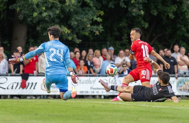 08.07.2026 - Fussball - Saison 2026 2027 - Testspiel Freundschaftsspiel Vorbereitungsspiel: TSV Kornburg - 1. FC Nürnberg Nuernberg FCN ( Club ) - Sportfoto Zink DaMa - xdaxmax - Tor Treffer Torschuß zum 0:2 - Torschütze Julian Justvan (10, 1. FC Nürnberg FCN ) gg Thorben Hochmuth (24, TSV Kornburg ) *** July 8, 2026 Soccer Season 2026–2027 Exhibition Match Friendly Match Preseason Match TSV Kornburg 1 FC Nuremberg Nuremberg FCN Club Sports Photo Zink DaMa xdaxmax Goal Shot on Goal to make it 0–2 Goal Scorer Julian Justvs. Thorben Hochmuth 24, TSV Kornburg