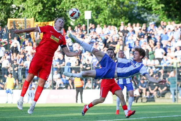 08.07.2026, xtgx, Fussball Testspiel, SV Lichtenberg 47 - Hertha BSC Berlin emspor, v.l. Sebastian Groenning (Grönning, Hertha, 17) Fallrückzieher schiesst den Ball aufs Tor, Torschuss, Schuss (DFL DFB REGULATIONS PROHIBIT ANY USE OF PHOTOGRAPHS as IMAGE SEQUENCES and or QUASI-VIDEO) Berlin *** July 8, 2026, xtgx, soccer exhibition match, SV Lichtenberg 47 vs. Hertha BSC Berlin, from left: Sebastian Groenning (Grönning), Hertha, 17, scores with a bicycle kick, shot on goal, shot DFL DFB REGULATIONS PROHIBIT ANY USE OF PHOTOGRAPHS as IMAGE SEQUENCES and or QUASI-VIDEO Berlin