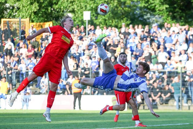 08.07.2026, xtgx, Fussball Testspiel, SV Lichtenberg 47 - Hertha BSC Berlin emspor, v.l. Sebastian Groenning (Grönning, Hertha, 17) Fallrückzieher schiesst den Ball aufs Tor, Torschuss, Schuss (DFL DFB REGULATIONS PROHIBIT ANY USE OF PHOTOGRAPHS as IMAGE SEQUENCES and or QUASI-VIDEO) Berlin *** July 8, 2026, xtgx, soccer exhibition match, SV Lichtenberg 47 vs. Hertha BSC Berlin, from left: Sebastian Groenning (Grönning), Hertha, 17, scores with a bicycle kick, shot on goal, shot DFL DFB REGULATIONS PROHIBIT ANY USE OF PHOTOGRAPHS as IMAGE SEQUENCES and or QUASI-VIDEO Berlin