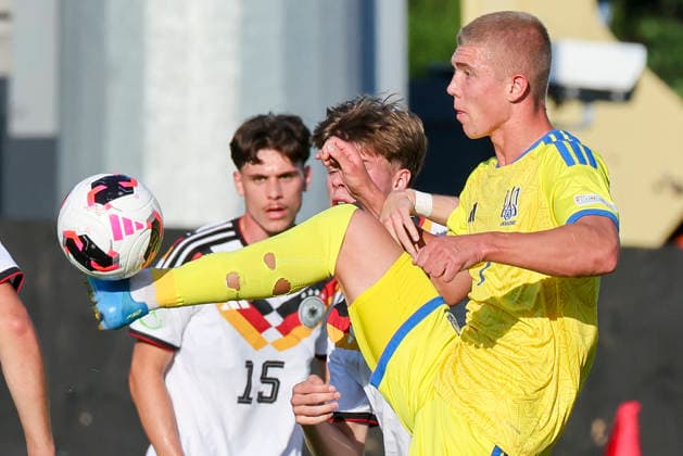 Dmytro Bohdanov (Ukraine) und Mick Schmetgens (Germany) kaempfen um den Ball, UEFA European Under-19 Championship 2026 Semi-final, Ukraine v Germany, Racecourse Ground am 08. July 2026 in Wrexham, Vereinigtes Königreich. (Foto von Marco Steinbrenner DeFodi Images) Dmytro Bohdanov (Ukraine) und Mick Schmetgens (Germany) battle for the ball, UEFA European Under-19 Championship 2026 Semi-final, Ukraine v Germany, Racecourse Ground, July 8, 2026 in Wrexham, United Kingdom. (Photo by Marco Steinbrenner DeFodi Images) - *** Dmytro Bohdanov (Ukraine) and Mick Schmetgens (Germany) battle for the ball, 2026 UEFA European Under-19 Championship Semifinal, Ukraine vs. Germany, Racecourse Ground on July 8, 2026, in Wrexham, United Kingdom. Photo by Marco Steinbrenner, DeFodi Images. Dmytro Bohdanov of Ukraine and Mick Schmetgens of Germany battle for the ball, 2026 UEFA European Under-19 Championship Semifinal, Ukraine vs. Germany, Racecourse Ground, July 8, 2026, in Wrexham, United Kingdom. Photo by Marco Steinbrenner, DeFodi Images