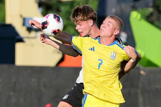 Mick Schmetgens (Germany) und Dmytro Bohdanov (Ukraine) kaempfen um den Ball, UEFA European Under-19 Championship 2026 Semi-final, Ukraine v Germany, Racecourse Ground am 08. July 2026 in Wrexham, Vereinigtes Königreich. (Foto von Marco Steinbrenner DeFodi Images) Mick Schmetgens (Germany) und Dmytro Bohdanov (Ukraine) battle for the ball, UEFA European Under-19 Championship 2026 Semi-final, Ukraine v Germany, Racecourse Ground, July 8, 2026 in Wrexham, United Kingdom. (Photo by Marco Steinbrenner DeFodi Images) - *** Mick Schmetgens (Germany) and Dmytro Bohdanov (Ukraine) battle for the ball, 2026 UEFA European Under-19 Championship Semifinal, Ukraine vs. Germany, Racecourse Ground on July 8, 2026, in Wrexham, United Kingdom. Photo by Marco Steinbrenner, DeFodi Images. Mick Schmetgens (Germany) and Dmytro Bohdanov (Ukraine) battle for the ball, 2026 UEFA European Under-19 Championship Semifinal, Ukraine vs. Germany, Racecourse Ground, July 8, 2026, in Wrexham, United Kingdom. Photo by Marco Steinbrenner, DeFodi Images