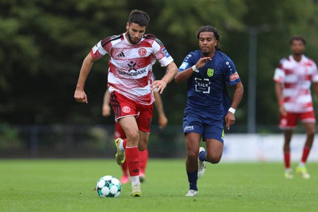 Miguel Goncalves (Fortuna Düsseldorf) und Avanesh Satheskumar (SC St. Tönis) im Zweikampf waehrend des Testspiels zwischen SC St.Tönis und Fortuna Düsseldorf, Yayla Sportpark am 08. July 2026 in Tönisvorst, Deutschland. (Foto von Oliver Kaelke DeFodi Images) +++ Miguel Goncalves (Fortuna Düsseldorf) und Avanesh Satheskumar (SC St. Tönis) battle for the ball during the friendly match between SC St.Tönis and Fortuna Düsseldorf at Yayla Sportpark on July 8, 2026 in Tönisvorst, Germany. (Photo by Oliver Kaelke DeFodi Images) (Photo by Oliver Kaelke DeFodi Images) - *** Miguel Goncalves of Fortuna Düsseldorf and Avanesh Satheskumar of SC St. Tönis battle for the ball during the friendly match between SC St. Tönis and Fortuna Düsseldorf at Yayla Sportpark on July 8, 2026, in Tönisvorst, Germany Photo by Oliver Kaelke DeFodi Images Miguel Goncalves of Fortuna Düsseldorf and Avanesh Satheskumar of SC St. Tönis battle for the ball during the friendly match between SC St. Tönis and Fortuna Düsseldorf at Yayla Sportpark on July 8, 2026 in Tönisvorst, Germany Photo by Oliver Kaelke DeFodi Images Photo by Oliver Kaelke DeFodi Images