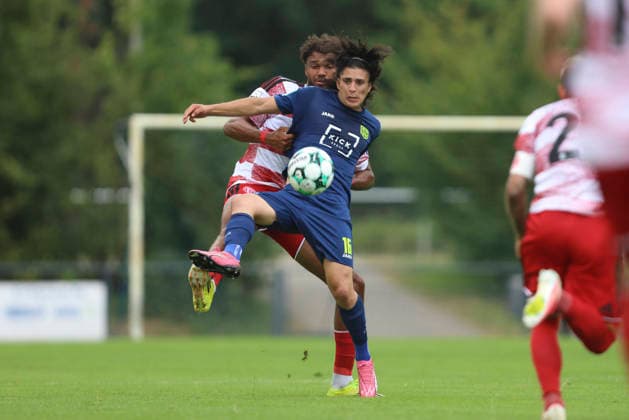 Julian Suaterna (SC St. Tönis) und Elias Egouli (Fortuna Düsseldorf) im Zweikampf waehrend des Testspiels zwischen SC St.Tönis und Fortuna Düsseldorf, Yayla Sportpark am 08. July 2026 in Tönisvorst, Deutschland. (Foto von Oliver Kaelke DeFodi Images) +++ Julian Suaterna (SC St. Tönis) und Elias Egouli (Fortuna Düsseldorf) battle for the ball during the friendly match between SC St.Tönis and Fortuna Düsseldorf at Yayla Sportpark on July 8, 2026 in Tönisvorst, Germany. (Photo by Oliver Kaelke DeFodi Images) (Photo by Oliver Kaelke DeFodi Images) - *** Julian Suaterna of SC St. Tönis and Elias Egouli of Fortuna Düsseldorf battle for the ball during the friendly match between SC St. Tönis and Fortuna Düsseldorf at Yayla Sportpark on July 8, 2026, in Tönisvorst, Germany Photo by Oliver Kaelke DeFodi Images Julian Suaterna of SC St. Tönis and Elias Egouli of Fortuna Düsseldorf battle for the ball during the friendly match between SC St. Tönis and Fortuna Düsseldorf at Yayla Sportpark on July 8, 2026 in Tönisvorst, Germany Photo by Oliver Kaelke DeFodi Images Photo by Oliver Kaelke DeFodi Images