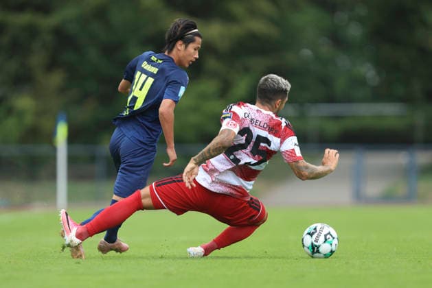 Kohei Nakano (SC St. Tönis) und Matthias Zimmermann (Fortuna Düsseldorf) im Zweikampf waehrend des Testspiels zwischen SC St.Tönis und Fortuna Düsseldorf, Yayla Sportpark am 08. July 2026 in Tönisvorst, Deutschland. (Foto von Oliver Kaelke DeFodi Images) +++ Kohei Nakano (SC St. Tönis) und Matthias Zimmermann (Fortuna Düsseldorf) battle for the ball during the friendly match between SC St.Tönis and Fortuna Düsseldorf at Yayla Sportpark on July 8, 2026 in Tönisvorst, Germany. (Photo by Oliver Kaelke DeFodi Images) (Photo by Oliver Kaelke DeFodi Images) - *** Kohei Nakano of SC St. Tönis and Matthias Zimmermann of Fortuna Düsseldorf battle for the ball during the friendly match between SC St. Tönis and Fortuna Düsseldorf at Yayla Sportpark on July 8, 2026, in Tönisvorst, Germany Photo by Oliver Kaelke DeFodi Images Kohei Nakano of SC St Tönis and Matthias Zimmermann of Fortuna Düsseldorf battle for the ball during the friendly match between SC St Tönis and Fortuna Düsseldorf at Yayla Sportpark on July 8, 2026 in Tönisvorst, Germany Photo by Oliver Kaelke, DeFodi Images Photo by Oliver Kaelke, DeFodi Images