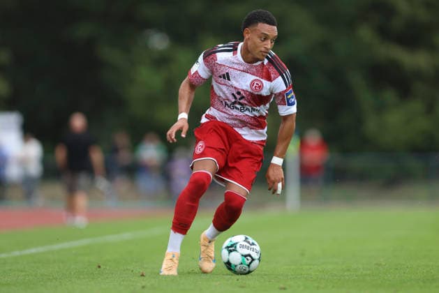 Steven van der Sloot (Fortuna Düsseldorf) in Aktion, am Ball, Einzelaktion waehrend des Testspiels zwischen SC St.Tönis und Fortuna Düsseldorf, Yayla Sportpark am 08. July 2026 in Tönisvorst, Deutschland. (Foto von Oliver Kaelke DeFodi Images) +++ Steven van der Sloot (Fortuna Düsseldorf) controls the ball during the friendly match between SC St.Tönis and Fortuna Düsseldorf at Yayla Sportpark on July 8, 2026 in Tönisvorst, Germany. (Photo by Oliver Kaelke DeFodi Images) (Photo by Oliver Kaelke DeFodi Images) - *** Steven van der Sloot of Fortuna Düsseldorf in action, on the ball, making a solo run during the friendly match between SC St. Tönis and Fortuna Düsseldorf, Yayla Sportpark on July 8, 2026, in Tönisvorst, Germany. Photo by Oliver Kaelke, DeFodi Images. Steven van der Sloot of Fortuna Düsseldorf controls the ball during the friendly match between SC St. Tönis and Fortuna Düsseldorf at Yayla Sportpark on July 8, 2026 in Tönisvorst, Germany. Photo by Oliver Kaelke, DeFodi Images. Photo by Oliver Kaelke, DeFodi Images.