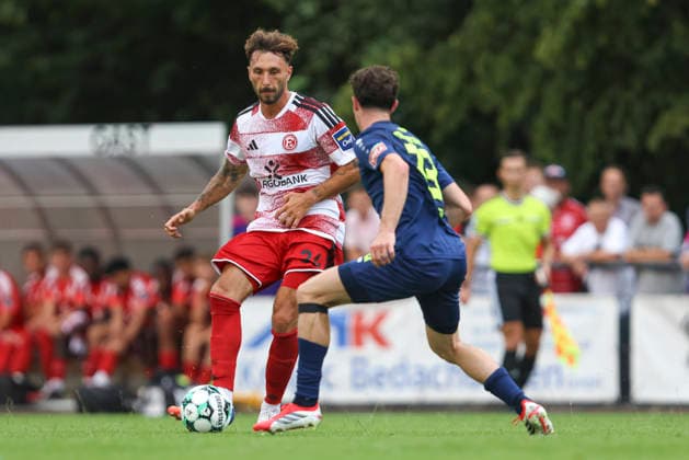 Fabian Schleusener (Fortuna Düsseldorf) und Jonas Theuerzeit (SC St. Tönis) im Zweikampf waehrend des Testspiels zwischen SC St.Tönis und Fortuna Düsseldorf, Yayla Sportpark am 08. July 2026 in Tönisvorst, Deutschland. (Foto von Oliver Kaelke DeFodi Images) +++ Fabian Schleusener (Fortuna Düsseldorf) und Jonas Theuerzeit (SC St. Tönis) battle for the ball during the friendly match between SC St.Tönis and Fortuna Düsseldorf at Yayla Sportpark on July 8, 2026 in Tönisvorst, Germany. (Photo by Oliver Kaelke DeFodi Images) (Photo by Oliver Kaelke DeFodi Images) - *** Fabian Schleusener of Fortuna Düsseldorf and Jonas Theuerzeit of SC St. Tönis battle for the ball during the friendly match between SC St. Tönis and Fortuna Düsseldorf at Yayla Sportpark on July 8, 2026, in Tönisvorst, Germany Photo by Oliver Kaelke DeFodi Images Fabian Schleusener of Fortuna Düsseldorf and Jonas Theuerzeit of SC St. Tönis battle for the ball during the friendly match between SC St. Tönis and Fortuna Düsseldorf at Yayla Sportpark on July 8, 2026 in Tönisvorst, Germany Photo by Oliver Kaelke DeFodi Images Photo by Oliver Kaelke DeFodi Images