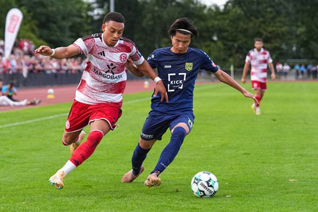 08.07.2026, xydrx, Fußball, Testspiel, SC St. Tönis - Fortuna Düsseldorf, Saison 2026 2027, YAYLA-Sportpark: Steven van der Sloot (Fortuna Düsseldorf, 2) im Zweikampf gegen Kohei Nakano (SC St. Tönis, 14) DFB regulations prohibit any use of photographs as image sequences and or quasi-video. *** July 8, 2026, xydrx, soccer, friendly match, SC St. Tönis vs. Fortuna Düsseldorf, 2026–2027 season, YAYLA Sportpark Steven van der Sloot Fortuna Düsseldorf, 2 in a tackle against Kohei Nakano of SC St. Tönis, 14 DFB regulations prohibit any use of photographs as image sequences and or quasi-video Copyright: HMBxMedia YannisxDreimann